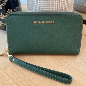 NWOT Michael Kors Jet Set Travel Medium Saffiano Leather Wristlet • Jewel Green